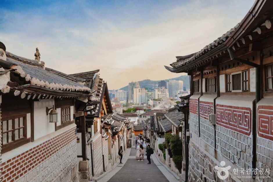 Bukchon Hanok Village, Seoul — among the real Seoul neighborhoods where True Beauty filmed. Photo: Korea Tourism Organization (출처: 한국관광공사).