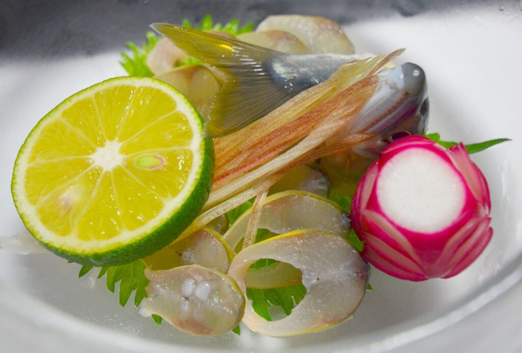 Euneo-hoe — raw-sliced sweetfish, eaten skin-on so the fresh scent comes through (shown here in the Japanese sebigoshi style; same fish as Korean 은어회). (Photo: 㭍月例祭, Public domain, via Wikimedia Commons)