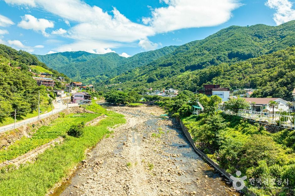 A sweetfish (euneo) village on the Seomjin River, Gurye — euneo country in Jeolla. Photo: Korea Tourism Organization (출처: 한국관광공사).