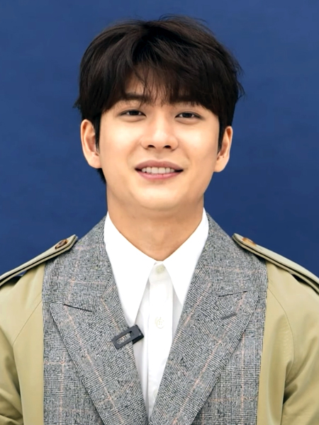 Kang Tae-oh, who plays Lee Joon-ho, in April 2021 (general portrait, not from this show). (Photo: Marie Claire Korea, CC BY 3.0, via Wikimedia Commons)