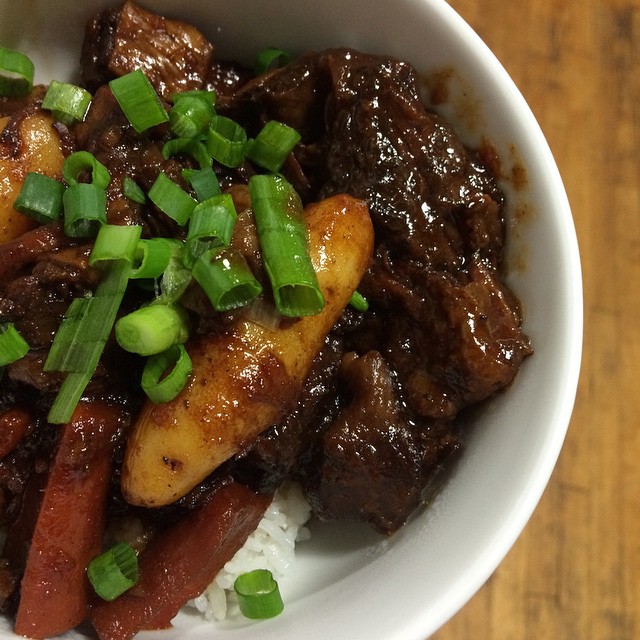 A home-cooked pot of galbi jjim, tender short ribs simmered until they fall off the bone. (Photo: Arnold Gatilao, CC BY 2.0 via Wikimedia Commons)