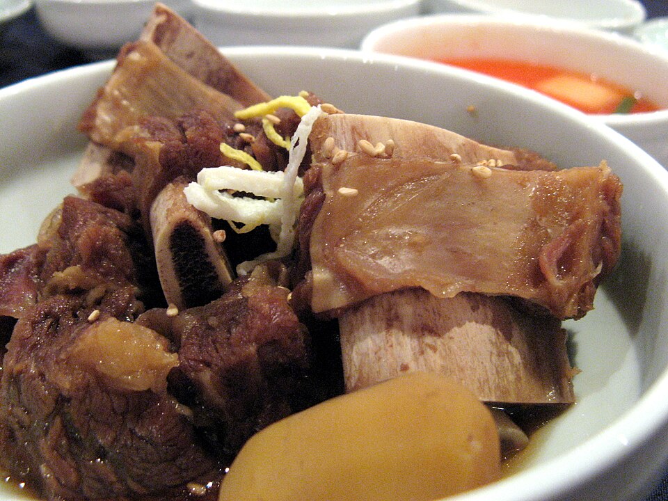 Galbijjim (갈비찜), Korean braised beef short ribs glazed in sweet soy sauce. (Photo: Richy, CC BY-SA 2.0 via Wikimedia Commons)