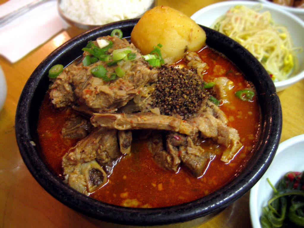 A homestyle bowl of gamjatang showing the tender meat clinging to the spine bones. (Photo: Patty Ho, CC BY 2.0 via Wikimedia Commons)