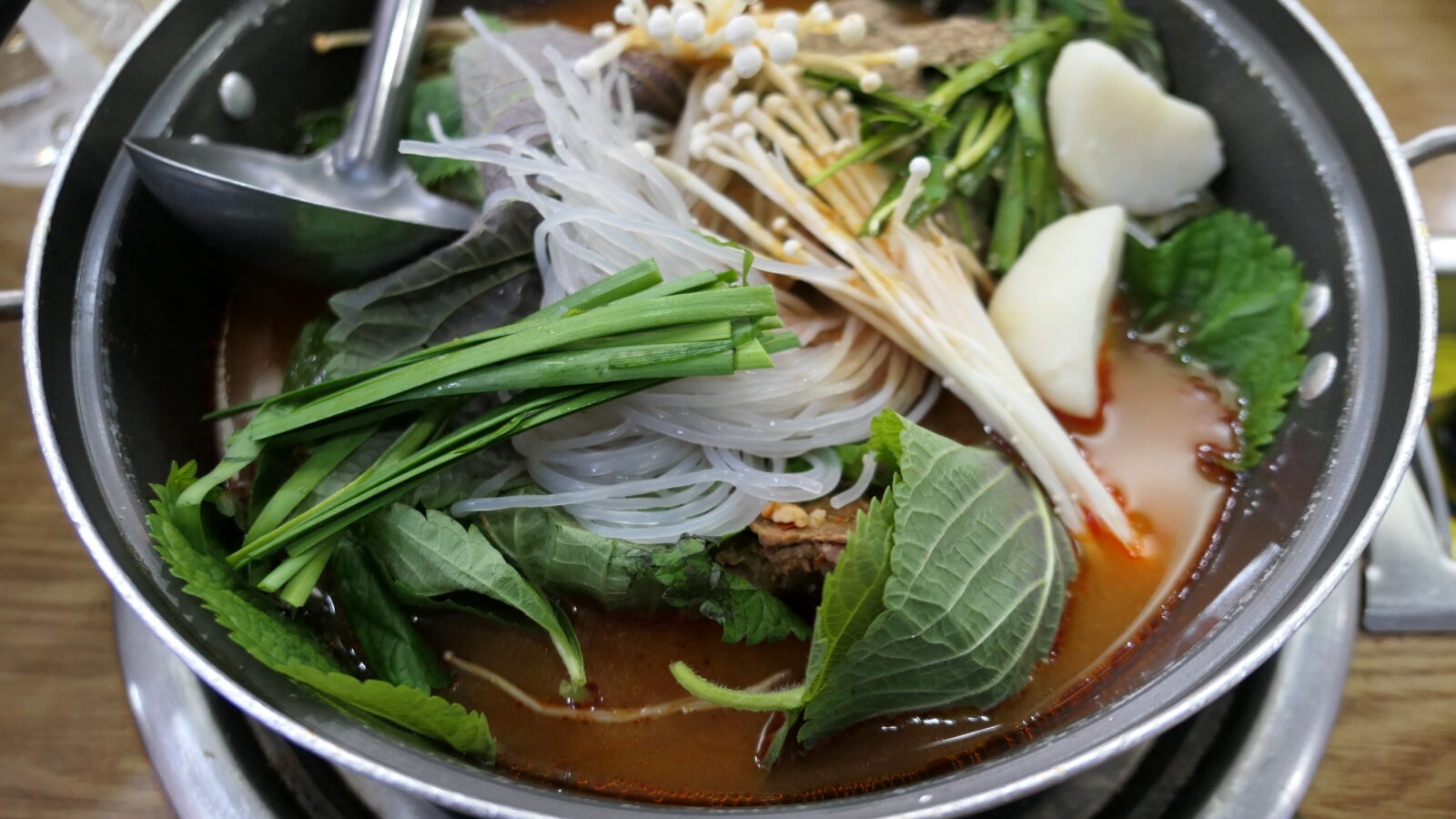 A bubbling communal pot of gamjatang loaded with pork spine bones, potato and perilla. (Photo: bryan…, CC BY-SA 2.0 via Wikimedia Commons)