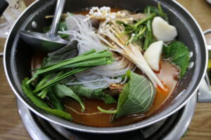 A bubbling communal pot of gamjatang loaded with pork spine bones, potato and perilla. (Photo: bryan…, CC BY-SA 2.0 via Wikimedia Commons)