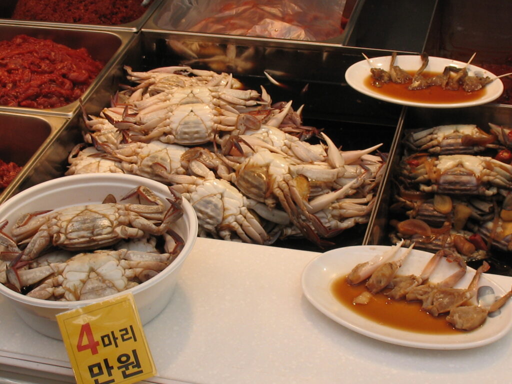Ganjang-gejang — whole blue crab cured in soy-sauce brine, Korea's original "rice thief." Photo: Jens Ohlig / Wikimedia Commons (CC BY-SA 2.0).