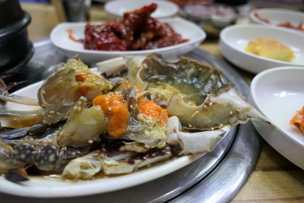 Soy-marinated raw crab, served cold and eaten straight from the shell. Photo: bryan… / Wikimedia Commons (CC BY-SA 2.0).