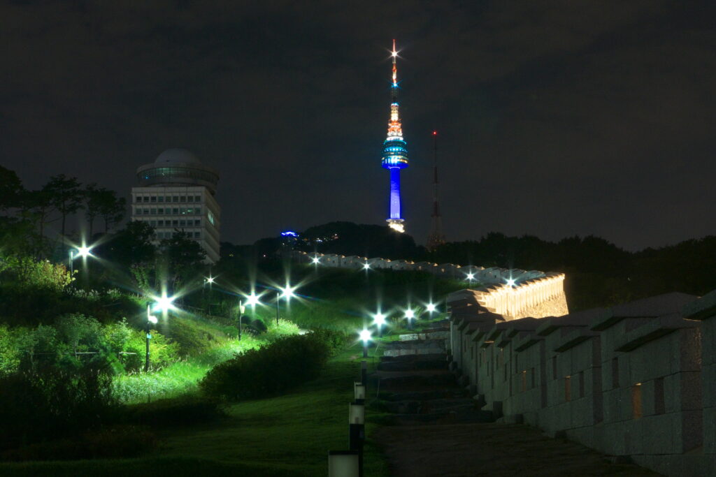 N Seoul Tower on Namsan, a confirmed filming location for "Genie, Make a Wish" (Photo: travel oriented, CC BY-SA 2.0 via Wikimedia Commons)