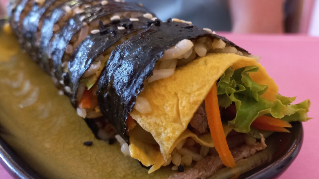 Bulgogi gimbap — a roll built around a savory strip of seasoned beef. Photo: Chiyako92, via Wikimedia Commons.