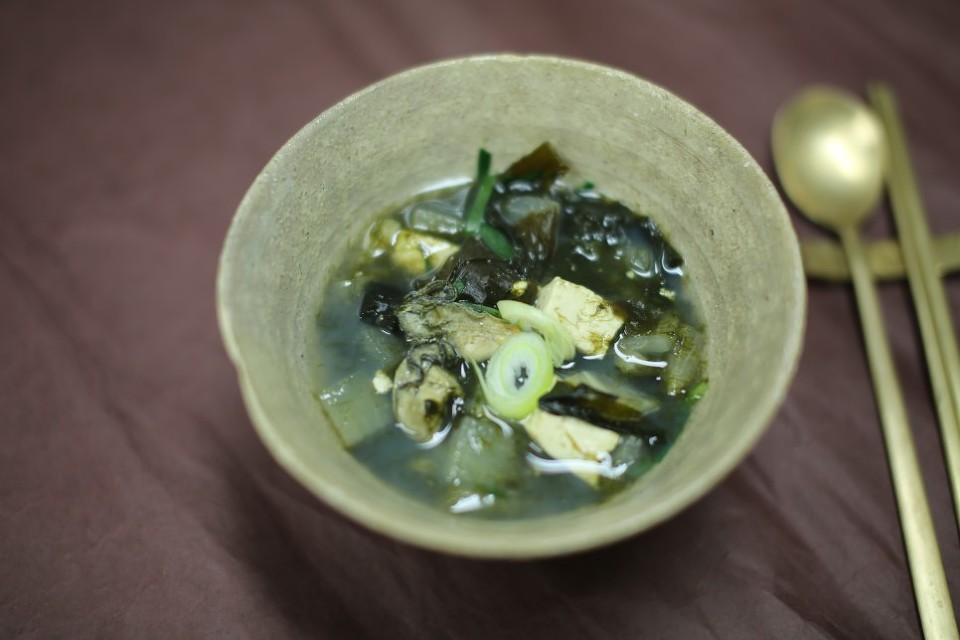 Gul-gukbap (굴국밥), Korean oyster rice soup, a warming winter staple of Tongyeong. (Photo: Dr 방원장, CC BY 4.0 via Wikimedia Commons)