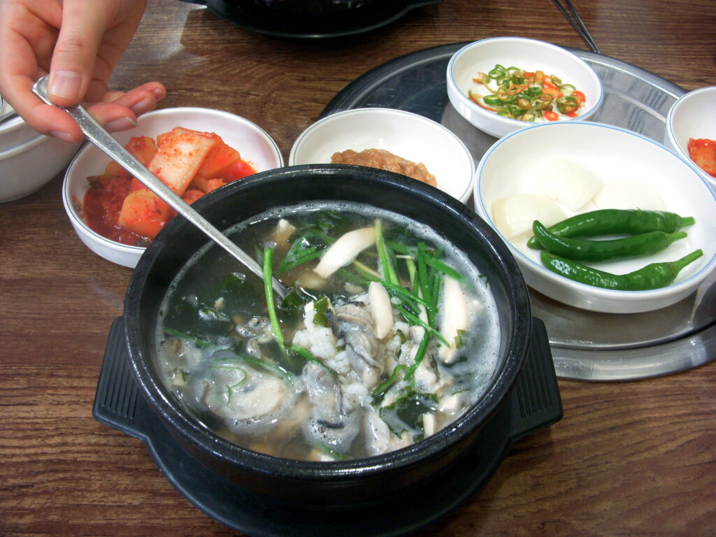 A clean, briny bowl of oyster rice soup made with fresh winter gul. (Photo: LWY, CC BY 2.0 via Wikimedia Commons)