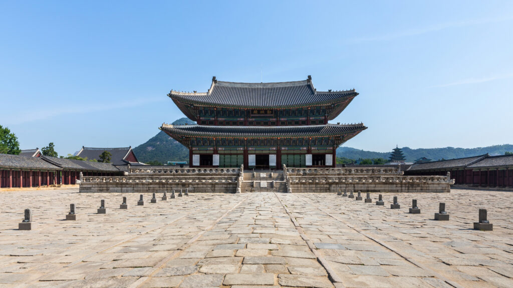Geunjeongjeon, the main throne hall of Gyeongbokgung Palace in Seoul, a confirmed location associated with Gyeongseong Creature; shown here as an illustrative present-day view, not a filming still (Photo: Basile Morin, CC BY-SA 4.0 via Wikimedia Commons)