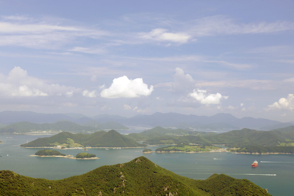 Hallyeohaesang National Marine Park: the island-dotted sea near Tongyeong that gives every room at the eco-center its ocean view (한려해상국립공원, 통영). Photo via Wikimedia Commons (CC).