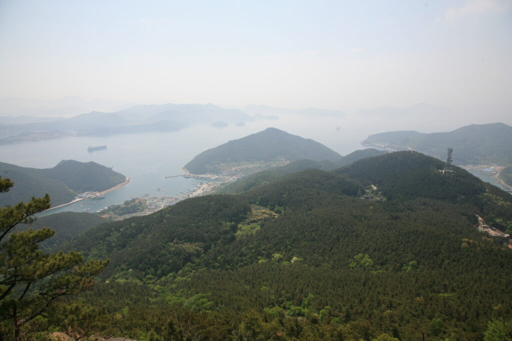 The ria coastline and scattered islands of Hallyeohaesang National Marine Park, Tongyeong — the backdrop for the center's marine eco-treks (통영 한려해상국립공원 다도해 전경). Photo via Wikimedia Commons (CC).