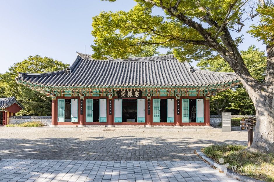Jeseungdang shrine on Hansando, Tongyeong — Admiral Yi Sun-sin's naval base during the 1592 Battle of Hansando and a stop on the center's eco-treks. Photo: Korea Tourism Organization (출처: 한국관광공사).