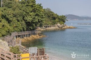 Manjido island, Hallyeohaesang National Marine Park, Tongyeong (출처: 한국관광공사).