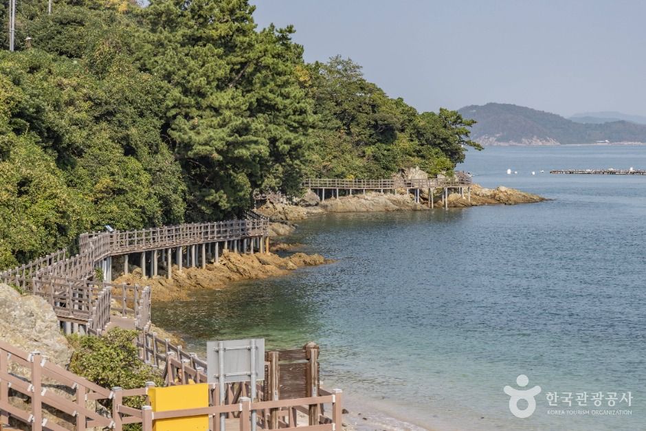 Manjido island, Hallyeohaesang National Marine Park, Tongyeong (출처: 한국관광공사).