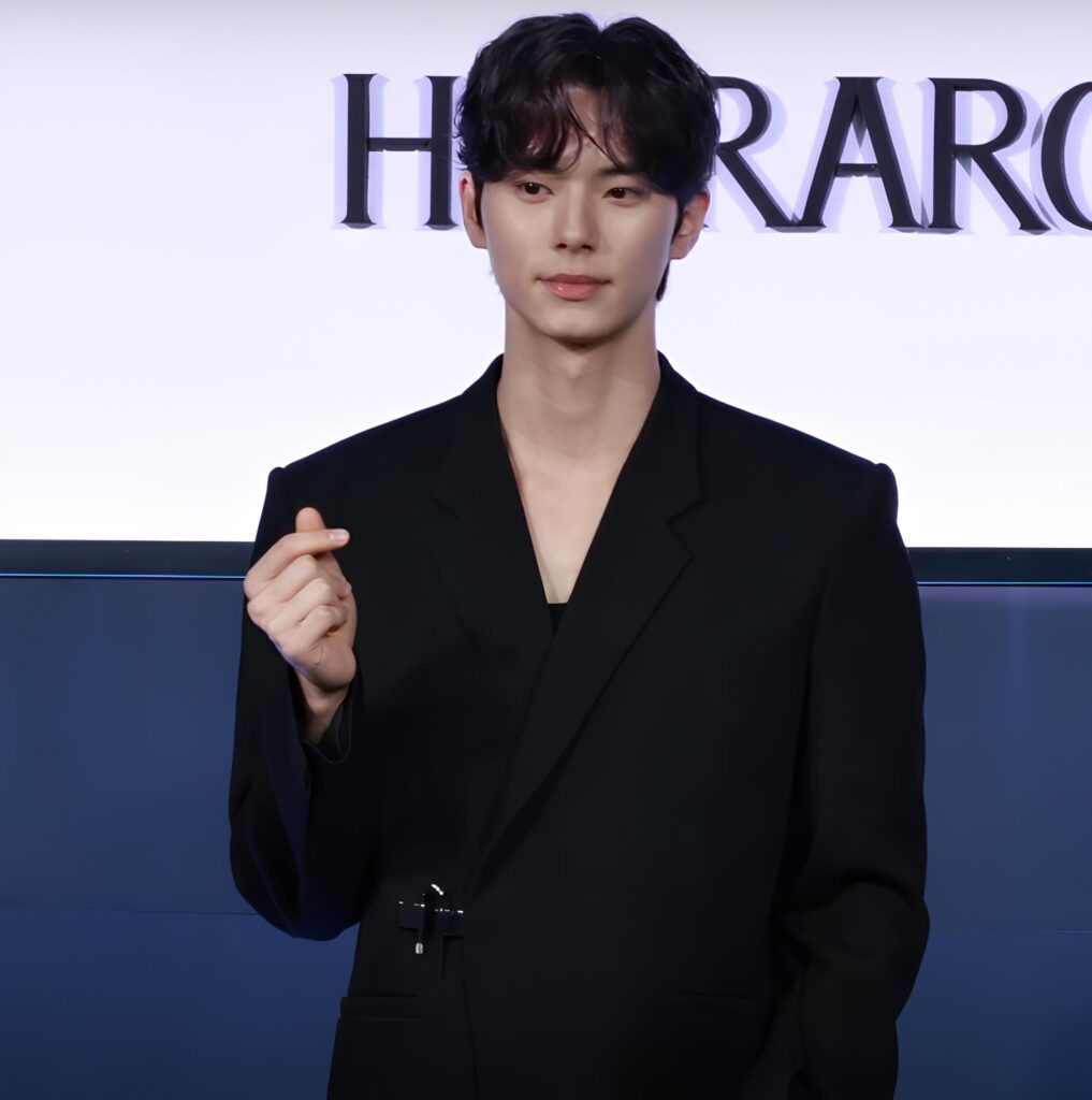 Lee Chae-min (이채민), who plays transfer student Kang Ha, at the Netflix 'Hierarchy' production presentation. Press photo, not a still from the show. (Photo: 티비텐 TV10, CC BY 3.0 via Wikimedia Commons)
