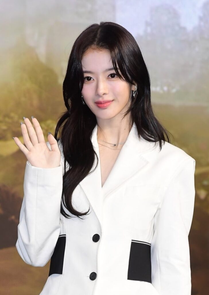 Roh Jeong-eui (노정의), who plays school queen Jung Jae-i, photographed in January 2024. Press/event photo, not a still from the show. (Photo: 티비텐 TV10, CC BY 3.0 via Wikimedia Commons)