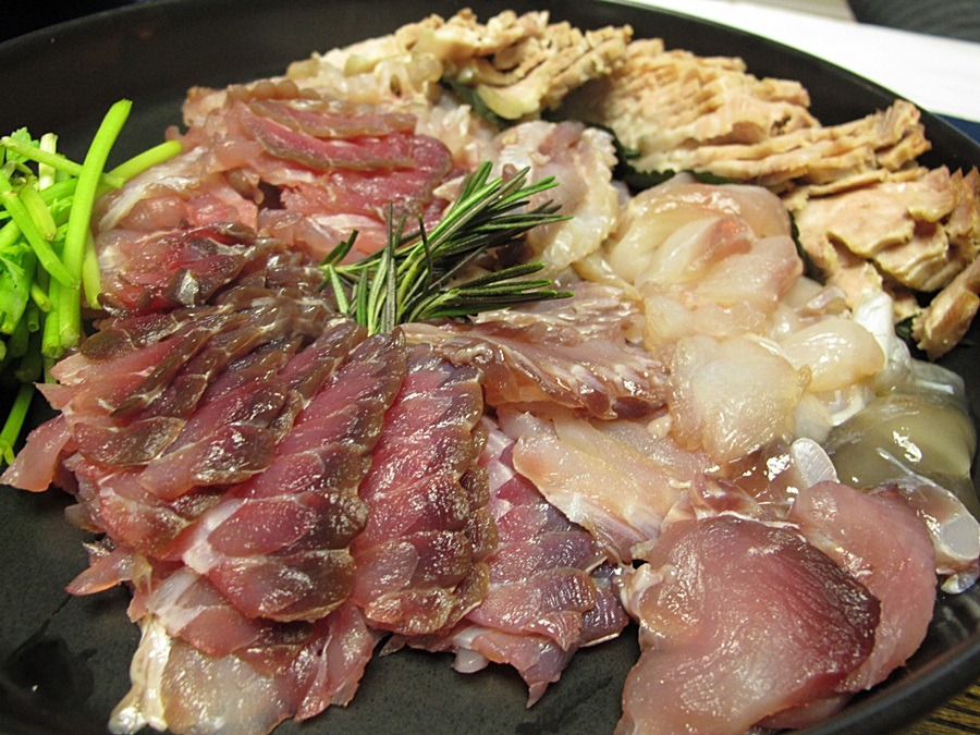 A plate of hongeo, ready to be eaten with pork, kimchi and makgeolli. (Photo: 자유로 (Jayuro), CC BY 2.0 KR via Wikimedia Commons)