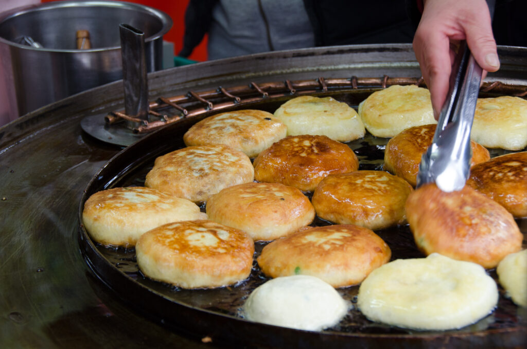 A finished hotteok, fried golden and crisp. Photo: Sandra Vallaure / CC BY 2.0, via Wikimedia Commons