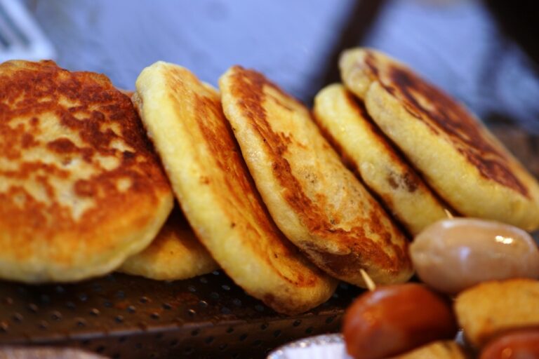 Hotteok (호떡), the round, browned Korean sweet griddle pancake. Photo: Korea.net / Korean Culture and Information Service (KOCIS) / CC BY-SA 2.0, via Wikimedia Commons