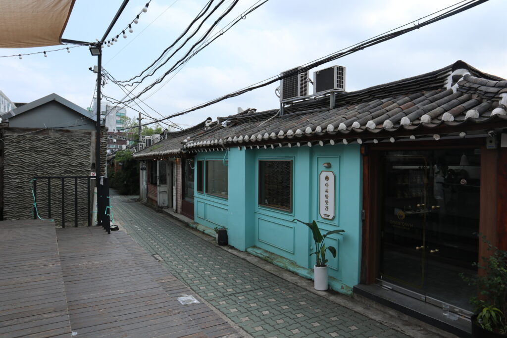 Heritage hanok buildings lining one of Ikseon-dong's twisty pedestrian lanes, where the cafe and restaurant scene clusters. (Photo: S h y numis via Wikimedia Commons, CC BY-SA 4.0)