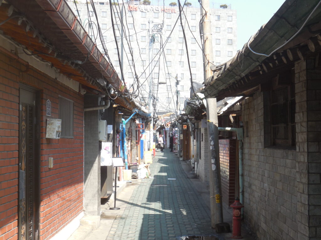 Nudonggung 1-gil, a named hanok lane within Ikseon-dong, Jongno-gu, Seoul. (Photo via Wikimedia Commons, CC BY 3.0)