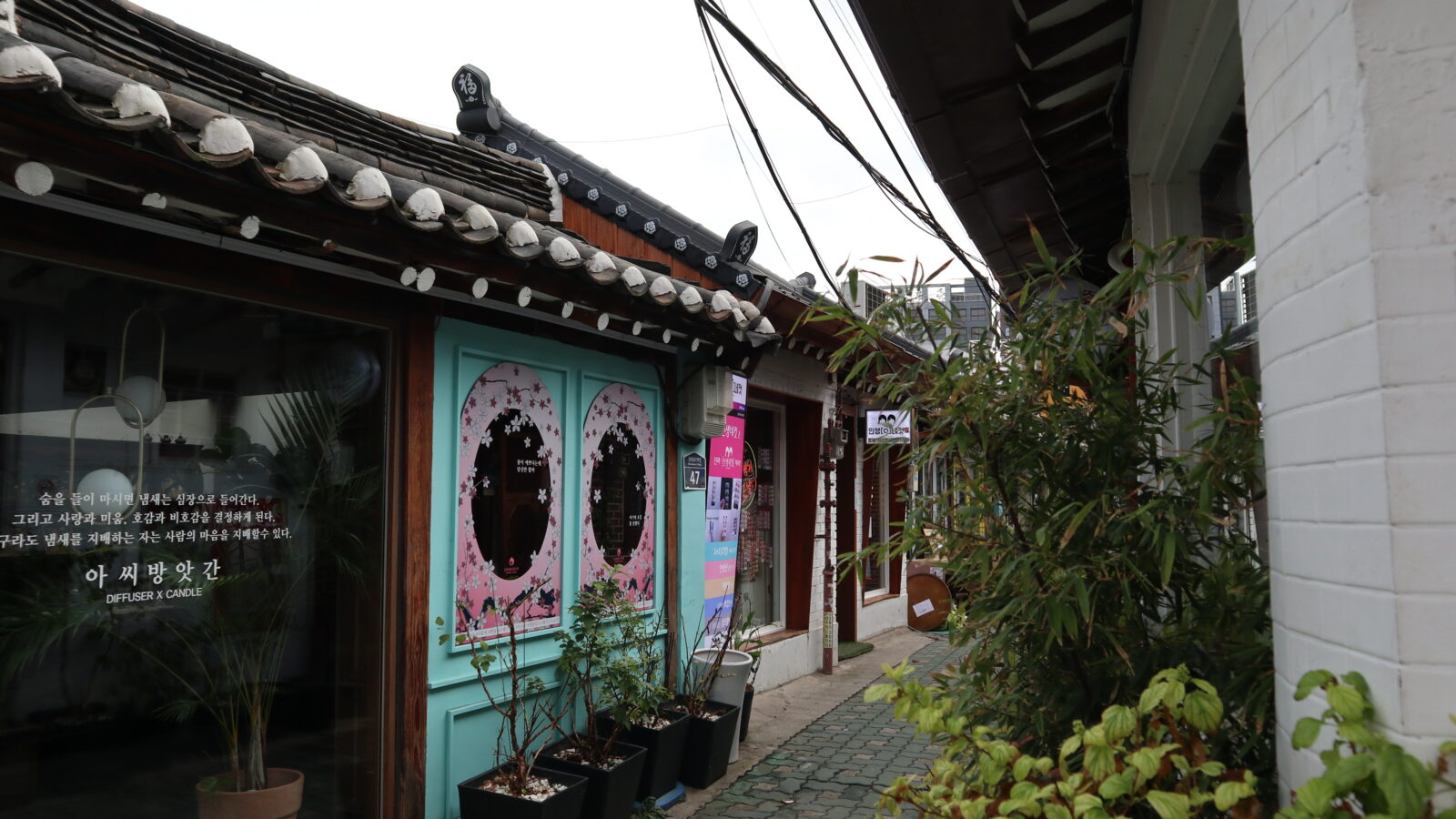 A hanok-lined alley in Ikseon-dong, Seoul. Photo: S h y numis via Wikimedia Commons, CC BY-SA 4.0.