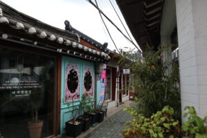 A hanok-lined alley in Ikseon-dong, Seoul. Photo: S h y numis via Wikimedia Commons, CC BY-SA 4.0.