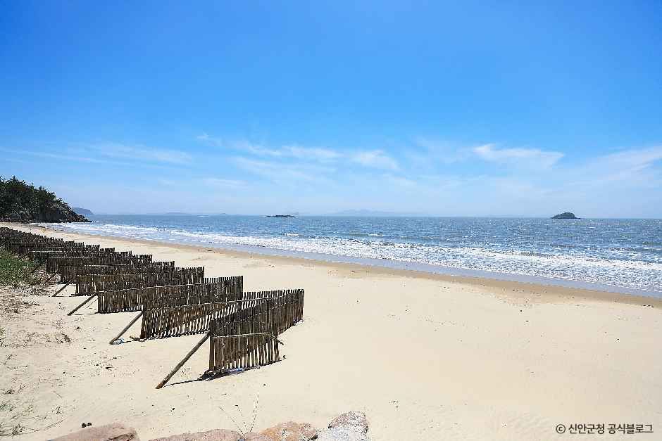 A beach on Jaeundo (자은도), Sinan — one of the island's nine uncrowded sandy beaches. Photo: Korea Tourism Organization (출처: 한국관광공사).