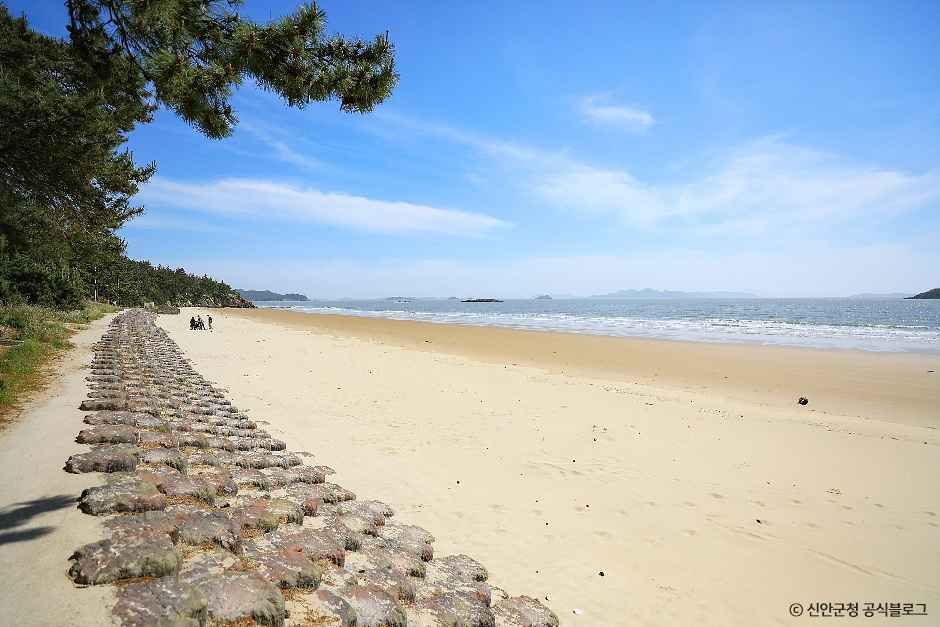 Island scenery on Jaeundo (자은도), Sinan-gun, Jeollanam-do. Photo: Korea Tourism Organization (출처: 한국관광공사).