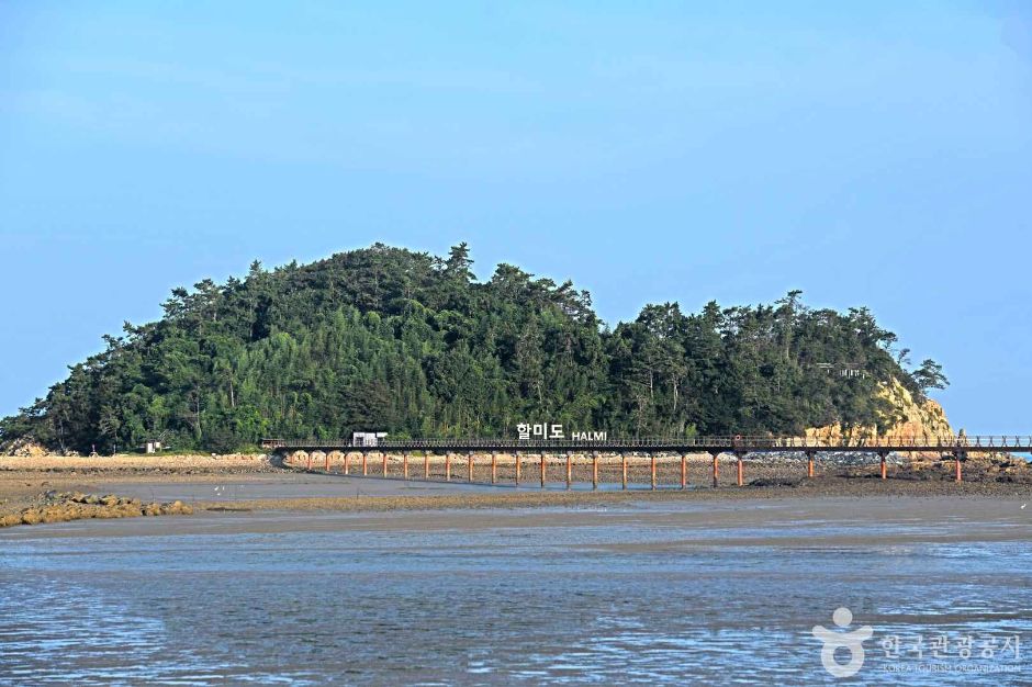 The Infinity Bridge (무한의 다리) reaching out to the islets off Jaeundo. Photo: Korea Tourism Organization (출처: 한국관광공사).