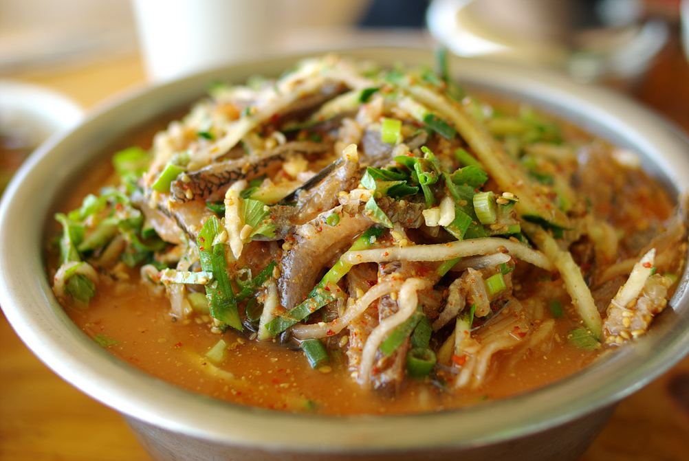 Jari-mulhoe (자리물회), Jeju's chilled raw damselfish soup. Photo: Tong-Seob Kim / Wikimedia Commons (CC BY-SA 3.0).