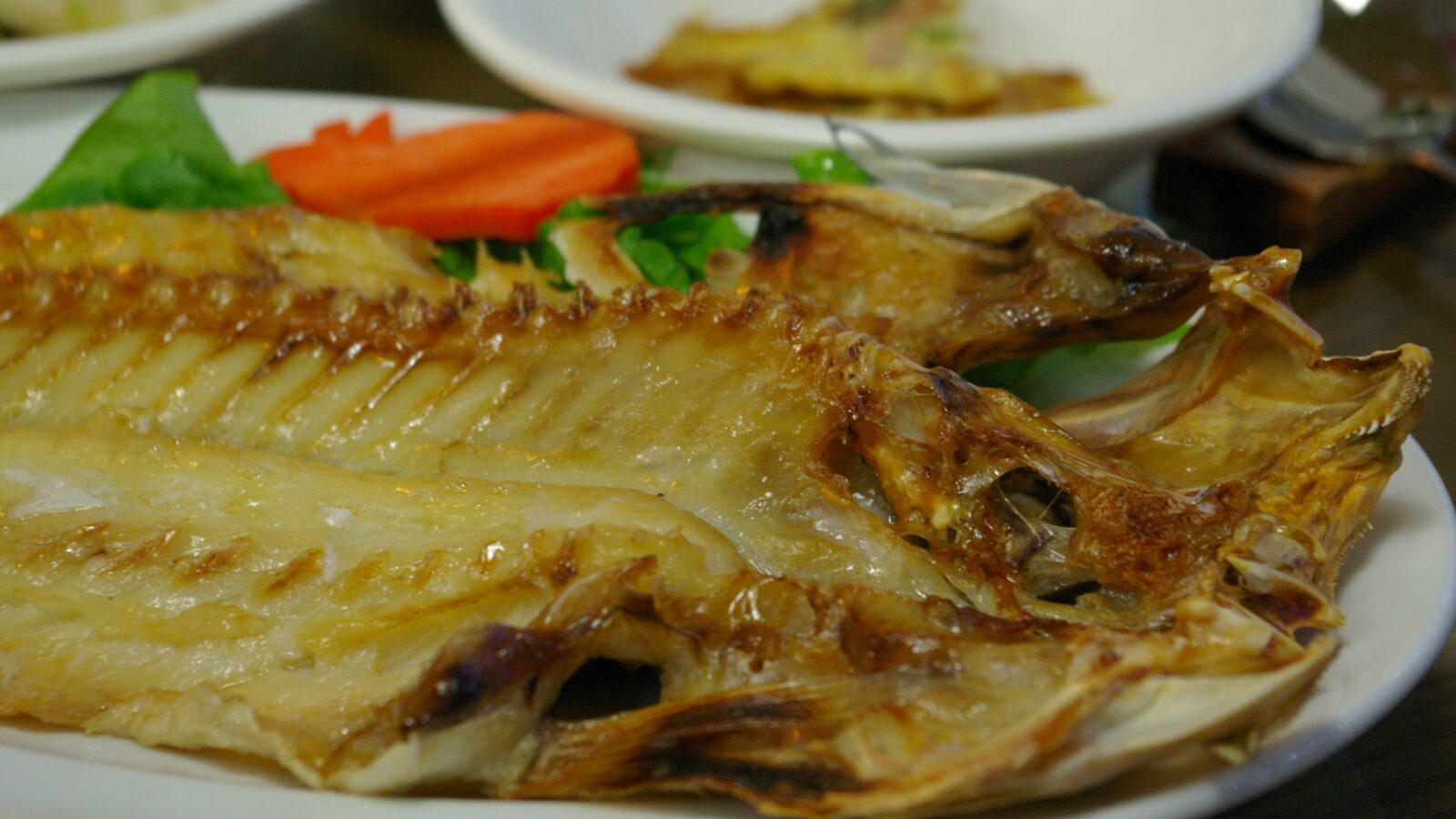 Okdom-gui (옥돔구이), salt-grilled Jeju tilefish — a signature island dish. Photo: 아침꿀물 / Wikimedia Commons (CC BY-SA 3.0).