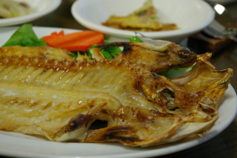 Okdom-gui (옥돔구이), salt-grilled Jeju tilefish — a signature island dish. Photo: 아침꿀물 / Wikimedia Commons (CC BY-SA 3.0).