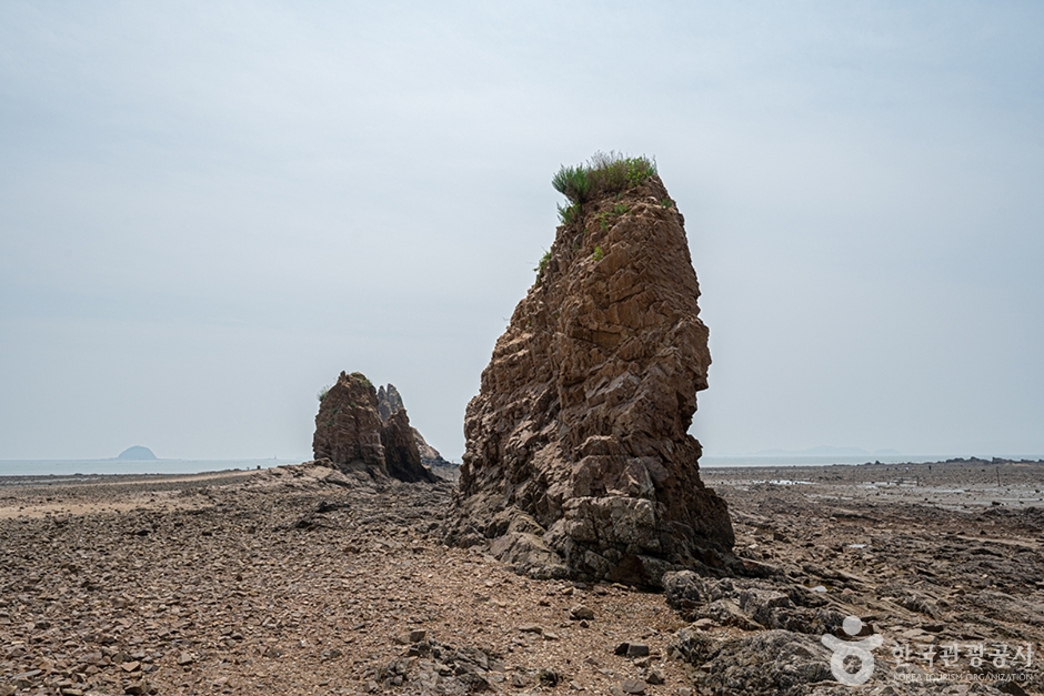 Maebawi (매바위) off Jebudo — the kind of West-Sea rock and mudflat laid bare by the area's huge tidal range at low tide. Photo: Korea Tourism Organization (출처: 한국관광공사).