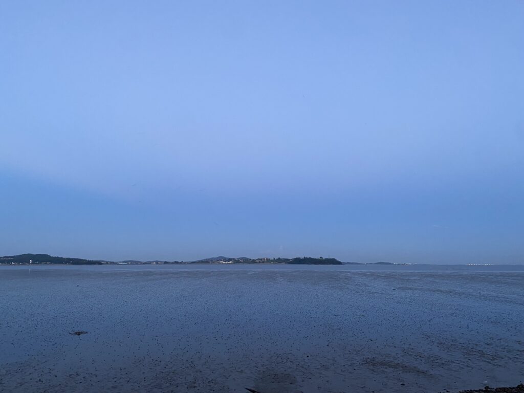 The Jebudo sea-parting tidal road (바닷길), passable only during the posted low-tide window. Photo: Moonhayun, CC BY-SA 4.0, via Wikimedia Commons.