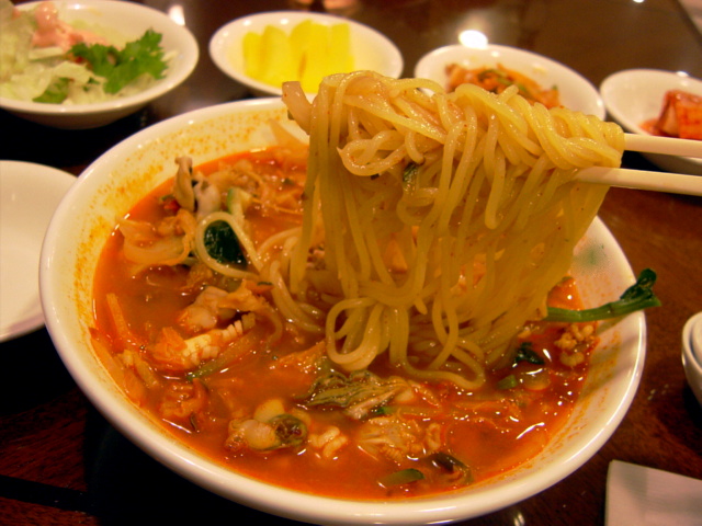 Jjamppong served at a Korean-Chinese restaurant, the spicy counterpart to jjajangmyeon. (Photo: Alfpooh, Public Domain via Wikimedia Commons)