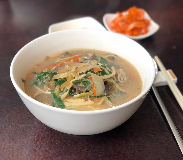Gul-jjamppong (굴짬뽕), the oyster variation with a milder, paler broth. (Photo: Linusblanket17, CC BY 2.0 via Wikimedia Commons)