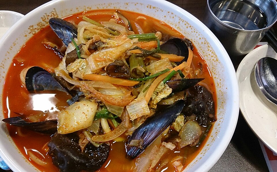 A classic bowl of jjamppong (짬뽕): fiery red broth loaded with seafood and noodles. (Photo: ProjectManhattan, CC BY-SA 3.0 via Wikimedia Commons)