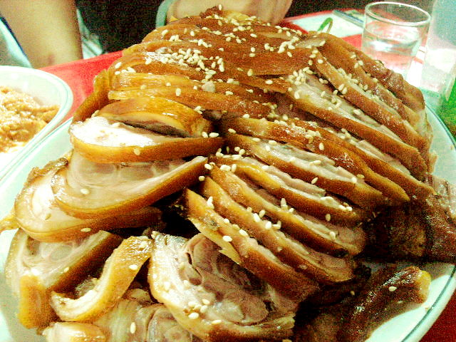 A platter of jokbal with its glossy, gelatinous skin and tender meat, ready to wrap. (Photo: aka_maya, CC BY-SA 2.0 via Wikimedia Commons)