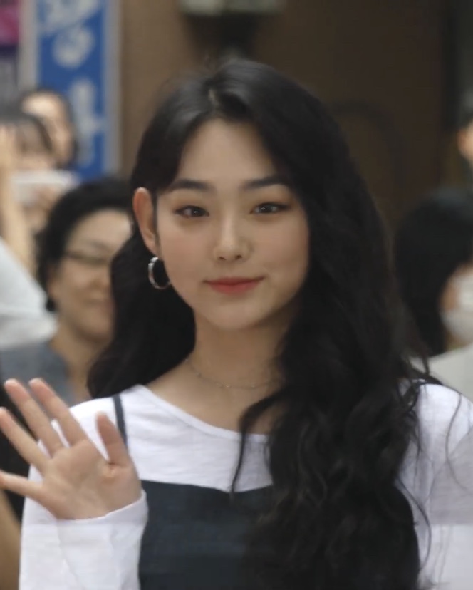 Kang Mi-na (강미나), who plays Im Na-ri in Kirigo, pictured at a press event (Photo: NewsInStar, CC BY 3.0 via Wikimedia Commons). Press photo, not a still from the series.