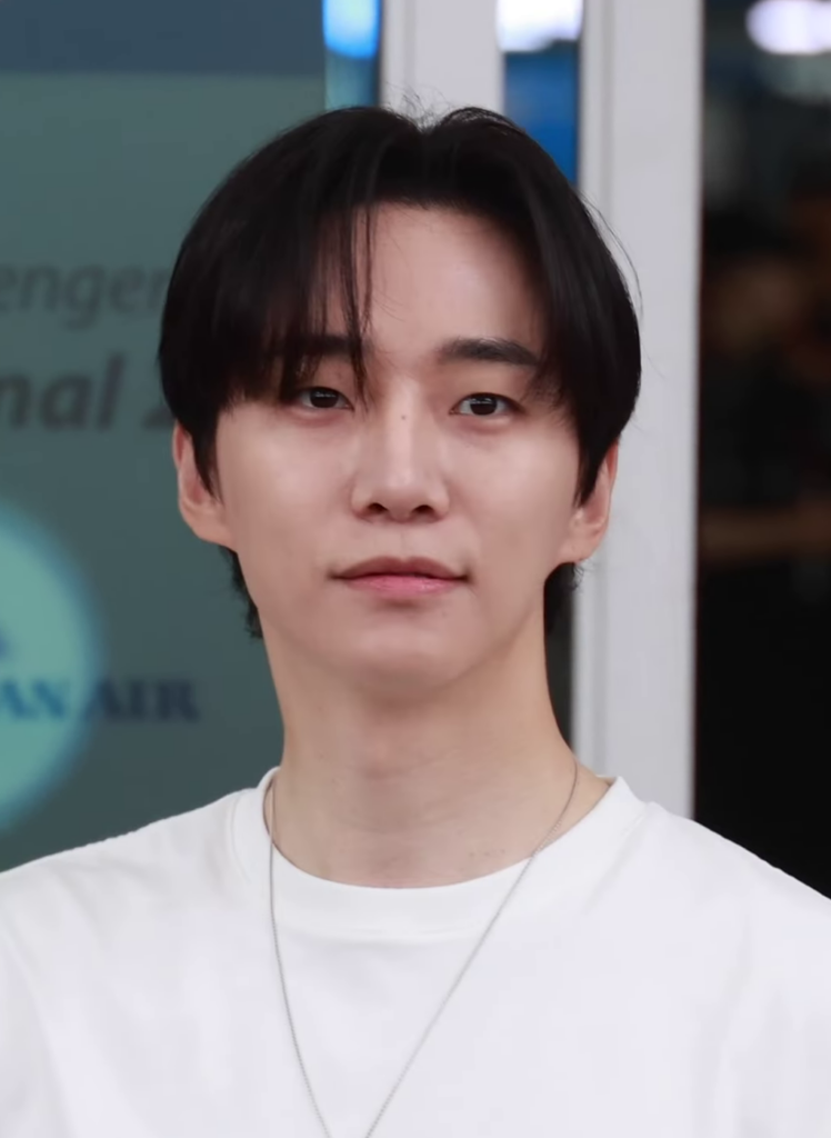 Lee Jun-ho (Junho of 2PM), who plays King Group heir Gu Won, at Incheon International Airport, 16 June 2025 — a public appearance, not a still from the show. Photo: 티비텐 TV10 / Wikimedia Commons, CC BY 3.0.