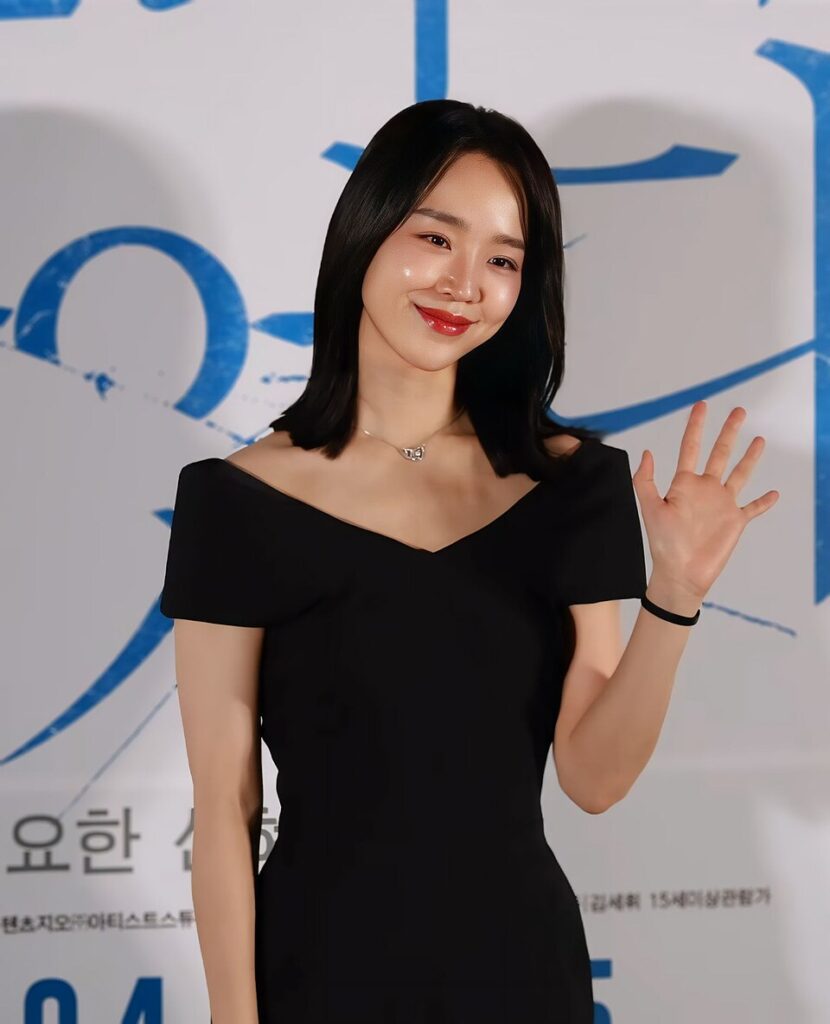 Shin Hye-sun (신혜선), who leads Lady Dua as the mysterious Sarah Kim, pictured at a 2024 press event (Photo: 티비텐 TV10, CC BY 3.0 via Wikimedia Commons). This is a press photo, not a still from the show.