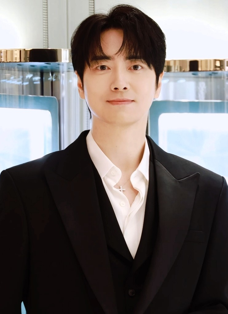 Lee Joon-hyuk (이준혁), who plays detective Park Mu-gyeong, photographed in 2025 (Photo: 티비텐 TV10, CC BY 3.0 via Wikimedia Commons). This is a press photo, not a still from the show.