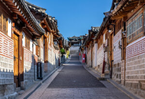 The hanok lanes of Bukchon in Jongno-gu, Seoul β the neighborhood register Love Next Door keeps returning to. (Photo: Basile Morin, CC BY-SA 4.0, via Wikimedia Commons)