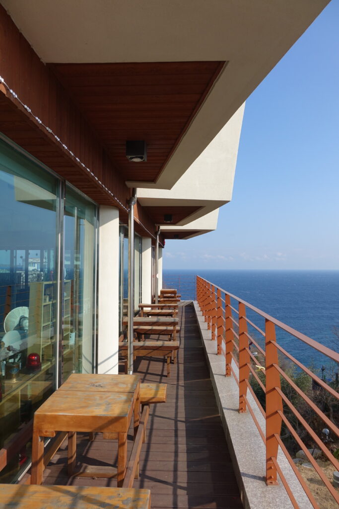 The Donghae coast on the East Sea, where the hanok village sits. (Donghae city/coast view, not the hanok village itself.) Photo: Choe Kwangmo / Wikimedia Commons, CC0.