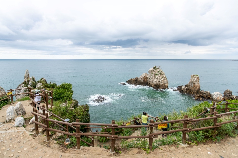 Chuam Chotdaebawi (추암 촛대바위, Candlestick Rock), a short drive from Mangsang and a signature East Sea sunrise spot in Donghae. Photo: Korea Tourism Organization (출처: 한국관광공사).