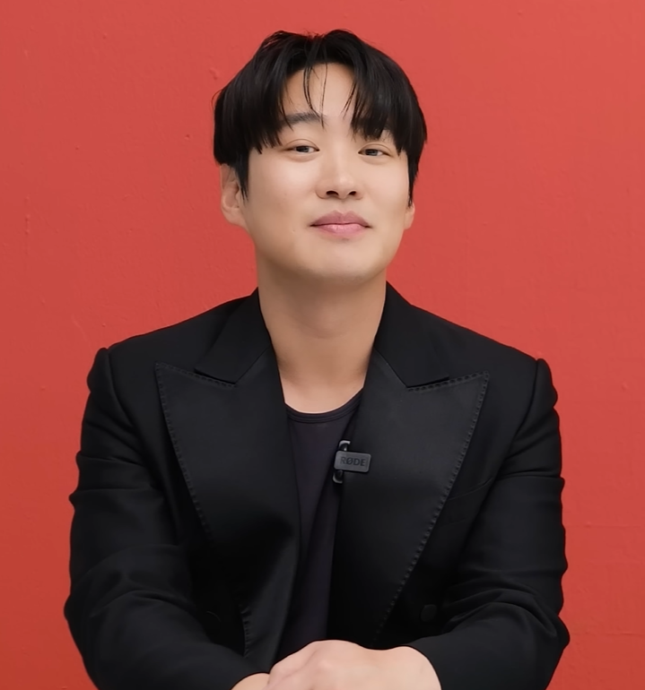Ahn Jae-hong, who plays the obsessive Joo Oh-nam, in a January 2024 interview — a press photo, not a still from Mask Girl (Photo: Marie Claire Korea, CC BY 3.0 via Wikimedia Commons)